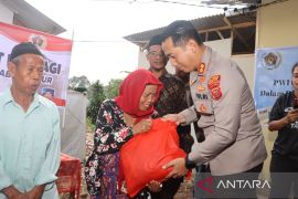 Polres bersama PWI Cianjur bagikan paket sembako