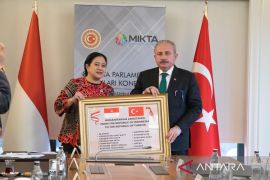 Ketua DPR serahkan bantuan korban gempa saat bertemu Ketua Parlemen Turki