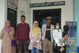 Disnaker menjemput tiga CPMI ilegal Mataram yang dipulangkan