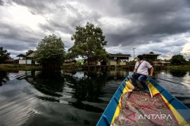 Pola siklonik di Pulau Kalimantan pengaruhi cuaca Kepri hari ini