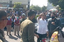 Presiden Joko Widodo cek stok dan harga bahan pangan di Pasar Beran Ngawi