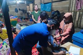 Pengungsi longsor Serasan keluhkan demam hingga sesak