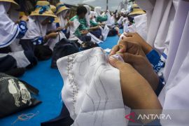 Menjelujur Massal Kain Sasirangan