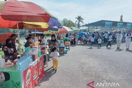 Jalan sehat bersama BUMN di Kendari dimerahkan oleh puluhan pelaku UMKM