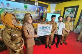 Bupati Berau serahkansSantunan kematian dan dana hibah