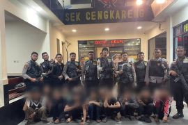 Polisi tangkap 12 remaja bawa sajam  untuk tawuran di Cengkareng