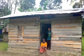 Siti Hawa, warga Aceh Jaya yang masih tinggal di rumah reot di usia renta