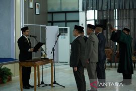 Bupati HST harapkan pejabat mampu penuhi tuntutan masyarakat