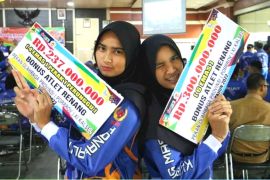 Atlet renang kakak beradik terima bonus Rp537 juta