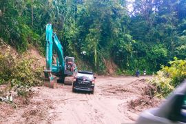 Personel BPBD OKU Selatan  bersihkan longsor menutup badan jalan