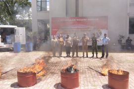 Kejari Ambon  musnahkan barang bukti 97 perkara