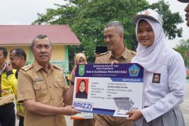 Gubri Syamsuar launching kartu pelajar dan kartu pegawai berbasis uang elektronik