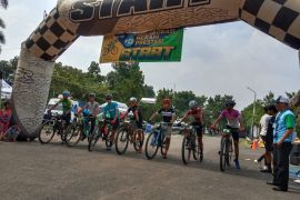 Balap sepeda MTB Urban melewati lintasan gedung studio TVRI Jabar.