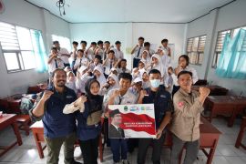 JQR salurkan bantuan bagi siswa inspiratif di SMPN 3 Tasikmalaya