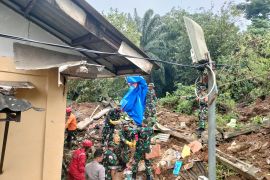 Tim gabungan hentikan sementara pencarian empat korban longsor Empang Bogor