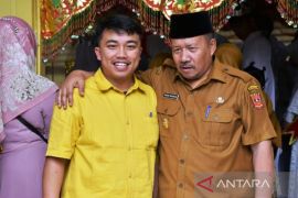 Bupati Agam berikan beasiswa guru kesenian SMPN 1 Ampekkoto lanjutkan S2