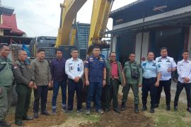 DLHK Riau tangkap operator alat berat perambah hutan