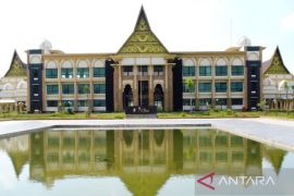 Istri Bupati Kamsol disebut main proyek