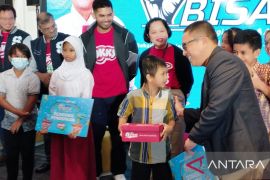 Suntory Garuda dan Sekolah Relawan salurkan beasiswa dan sepatu