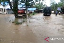 HST diterjang banjir akibat sungai di pegunungan meluap