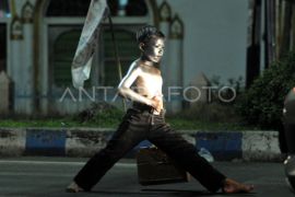 Pengamen "Manusia Silver" di Bengkulu