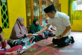 Ketua DPRD Madina santuni korban kebakaran Panyabungan I