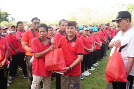 Tenaga kebersihan Karangasem terima bantuan sembako