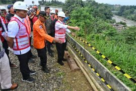 Menhub: 2 tahapan rekonstruksi jalur KA Bogor-Sukabumi imbas longsor