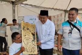 Thimo bahagia  kaligrafi karyanya dibeli Boy Thohir