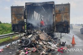 Truk ekspedisi berikut paket muatannya terbakar di tol ruas Kayuagung-Palembang