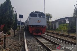 KAI Daop 2 Bandung minta warga tidak beraktivitas di jalur kereta api cegah kecelakaan