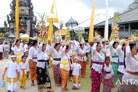 Umat Hindu di Belitung gelar upacara Melasti