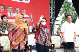 Khofifah raih penghargaan Gubernur Peduli Kesejahteraan Aparatur Desa