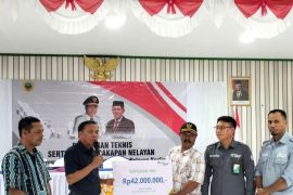 Pj Bupati serahkan santunan kepada ahli waris nelayan di Halmahera Tengah