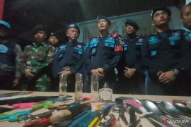 Senjata tajam rakitan milik narapidana ditemukan saat tim gabungan razia Lapas Cianjur