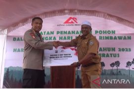 Dit Pamobvit serahkan bantuan tiga unit traktor di acara Hari Bhakti Rimbawan PT AGM