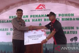 Kapolres HSS dan Tapin serahkan bantuan untuk sarana wisata dan operasional organisasi