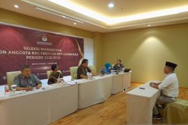 Tes wawancara calon anggota KPU Kepri dibagi dua kelompok