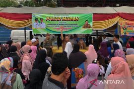 Ibu rumah tangga serbu pasar murah di Tapin