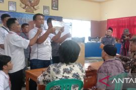 Kalah perhitungan suara oknum calon Kades Ciwaru serang anggota DPRD