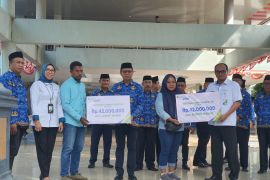 Sekda Halbar serahkan Santunan BPJS Ketenagakerjaan