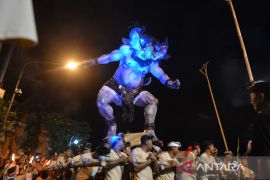 Ribuan warga dan wisatawan antusias saksikan Parade Ogoh-ogoh di Kuta