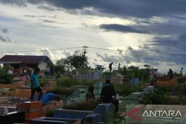 Jelang Ramadhan,  warga Ambon berziarah ke makam anggota keluarga