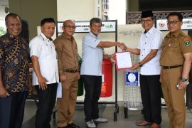 Jelang Ramadan, Semen Padang serahkan 20 bak sampah untuk Masjid Raya Sumbar