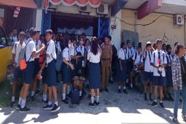 Pelajar Jayapura antusias menanti Presiden RI di sepanjang Kota Sentani