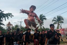 Pemeluk Hindu di Desa Adat Girijati Belitung arak ogoh-ogoh untuk sambut Nyepi
