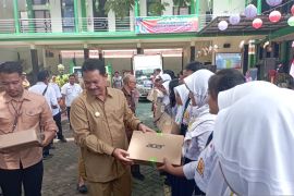 Wali Kota Madiun serahkan 9.400 laptop pinjam pakai untuk siswa SD-SMP
