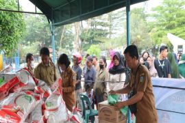 Masyarakat antusias belanja di Pasar Pengendalian Harga Tebing Tinggi