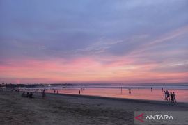 Pantai Kuta Bali dipadati pengunjung pada libur cuti bersama Hari Raya Nyepi