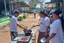 Relawan OMG Situbondo latih warga olah pisang jadi keripik
